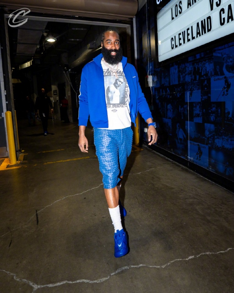 6686 SPORTS-客战湖人！骑士入场穿搭：哈登蓝白配最亮眼 米切尔简约白配棕